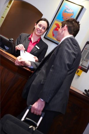 Imagen de los interiores del Hotel Pomme d'Or. Foto 7