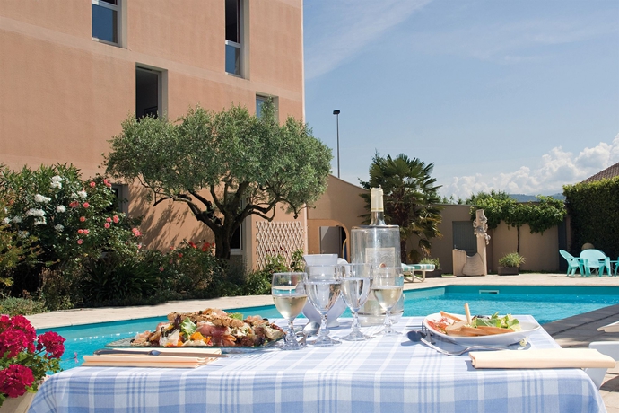 Imagen del bar/restaurante del Hotel Pomo and Restaurant. Foto 4