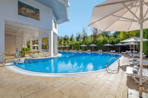 Imagen de la piscina del Hotel Ponient Piramide Salou by Port Aventura World. Foto 11