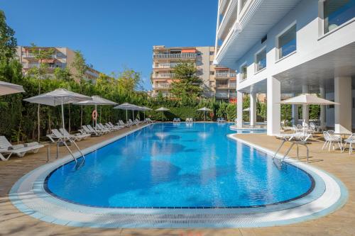 Imagen de la piscina del Hotel Ponient Piramide Salou by Port Aventura World. Foto 12