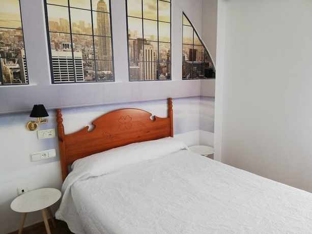 Imagen de la habitación del Hotel Poniente. Foto 15