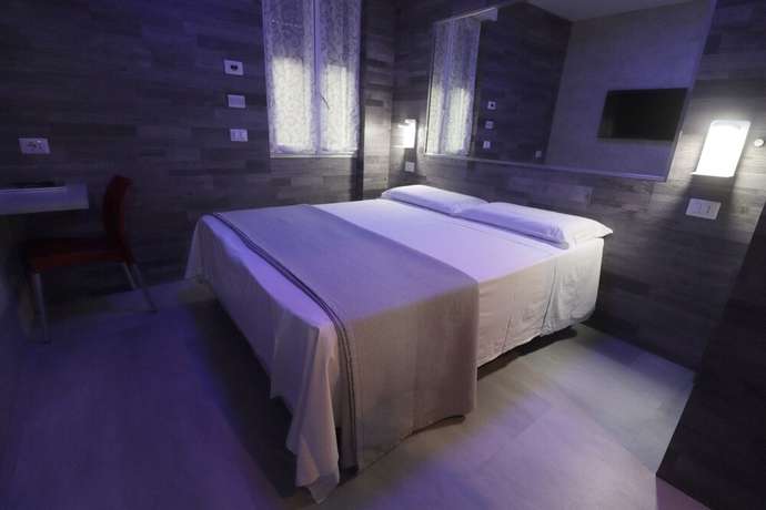 Imagen de la habitación del Hotel Pontenuovo. Foto 5