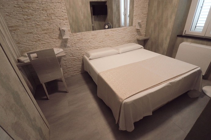 Imagen de la habitación del Hotel Pontenuovo. Foto 7