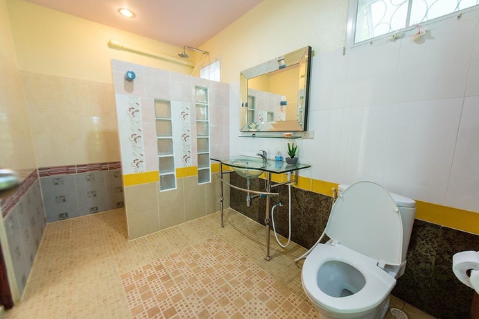 Imagen de la habitación del Hotel Poomvarin Resort. Foto 5