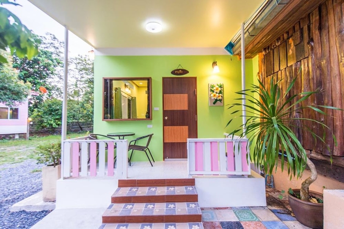 Imagen de la habitación del Hotel Poomvarin Resort. Foto 15