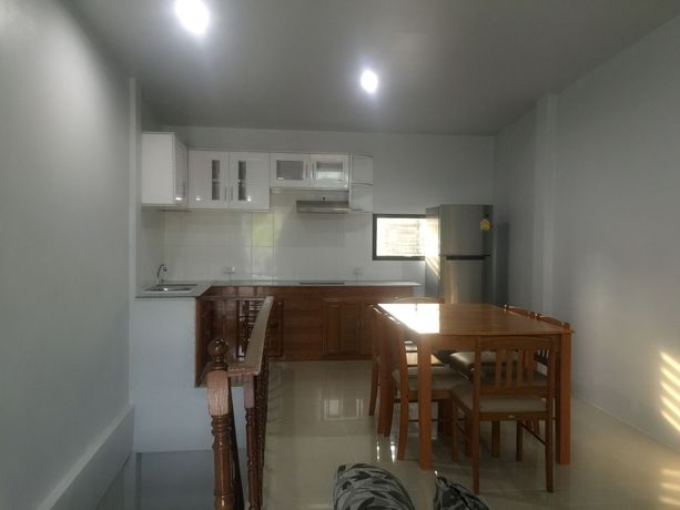 Imagen de los interiores del Hotel Poonsap Apartment. Foto 15