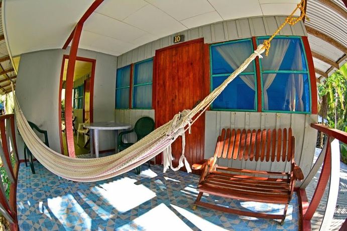 Imagen de los exteriores del Hotel Poor Man's Paradise. Foto 11