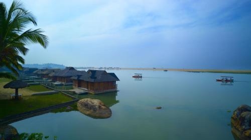 Imagen general del Hotel Poovar Island Resort. Foto 1