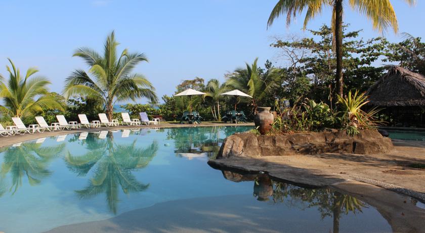 Imagen de la piscina del Hotel Popa Paradise Beach Resort. Foto 12