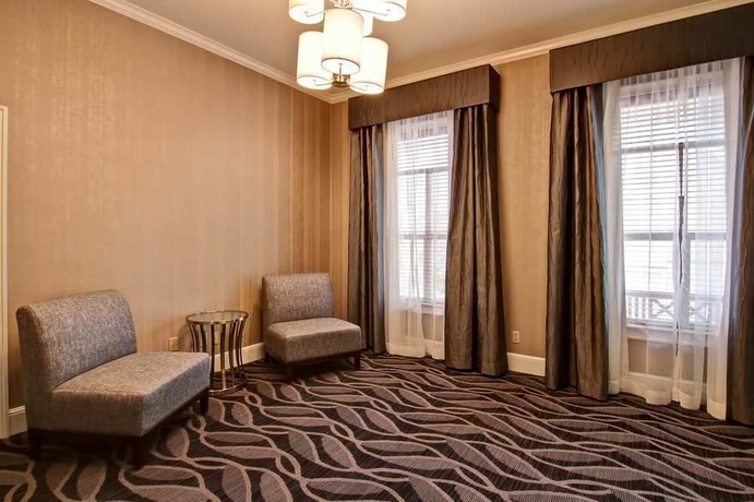 Imagen de los interiores del Hotel Poplar Inn and Suites. Foto 14