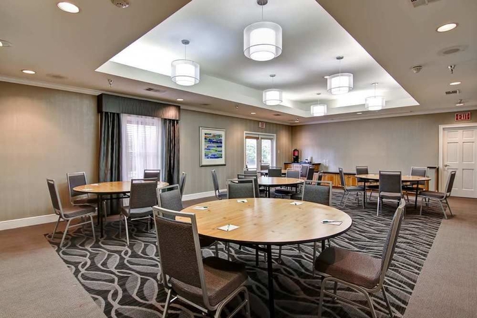 Imagen de los interiores del Hotel Poplar Inn and Suites. Foto 15