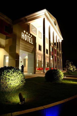 Imagen de los exteriores del Hotel Poppi. Foto 10