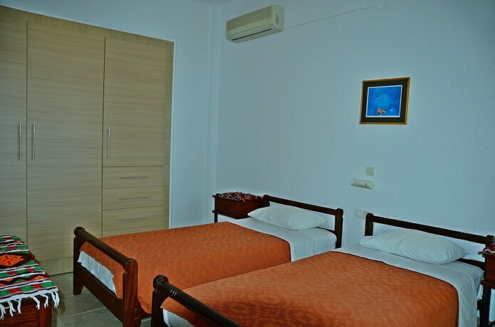 Imagen de la habitación del Hotel Poppy Villas. Foto 11