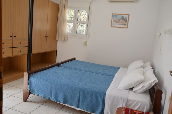 Imagen de la habitación del Hotel Poppy Villas. Foto 15