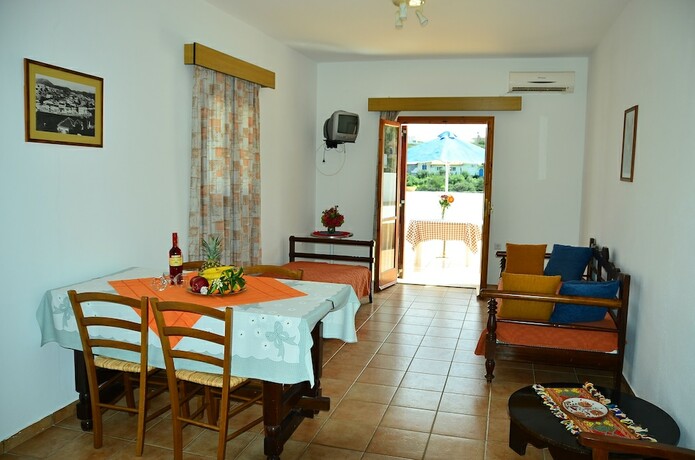 Imagen de la habitación del Hotel Poppy Villas. Foto 18