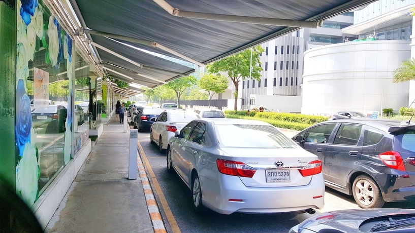 Imagen de los exteriores del Hotel Popular Condo Muangthong Thani. Foto 19