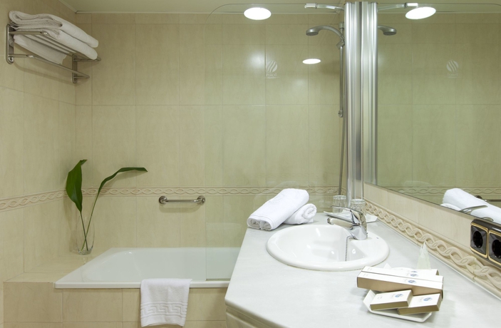 Imagen de la habitación del Hotel Porcel Alixares. Foto 9