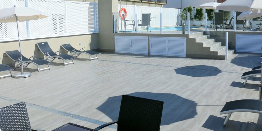 Imagen de la piscina del Hotel Porcel Ganivet. Foto 15