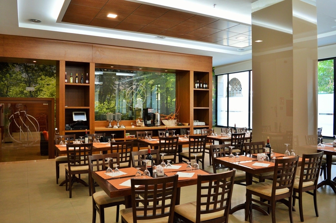 Imagen del bar/restaurante del Hotel Porcel Ganivet. Foto 7