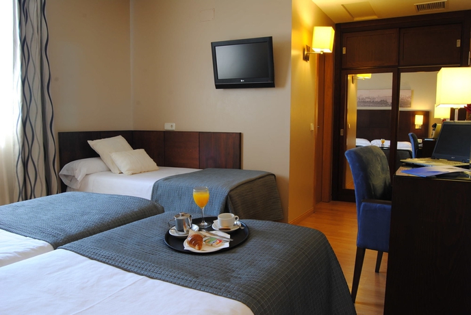 Imagen de la habitación del Hotel Porcel Ganivet. Foto 10