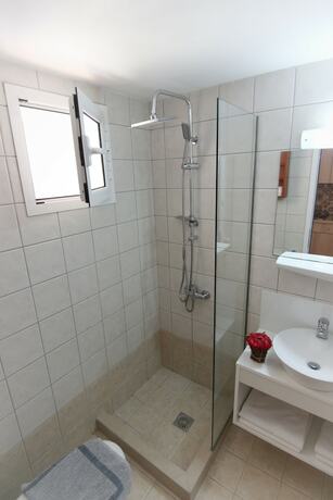 Imagen de la habitación del Hotel Poros Beach. Foto 19