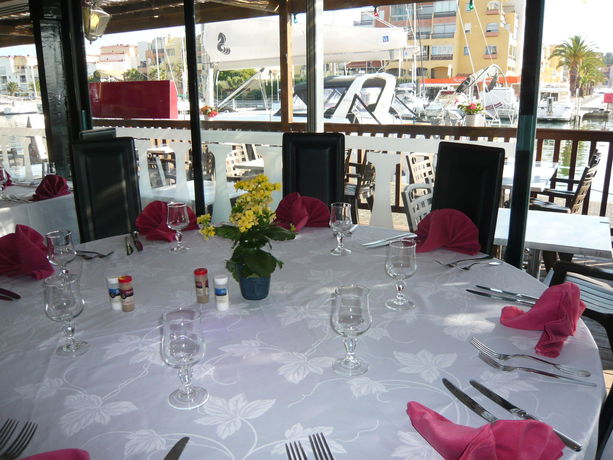 Imagen del bar/restaurante del Hotel Port Beach. Foto 7