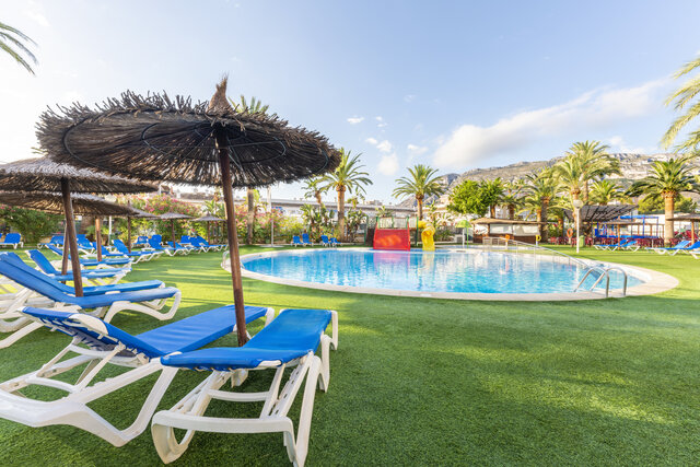 Imagen de la piscina del Hotel Port Denia. Foto 6