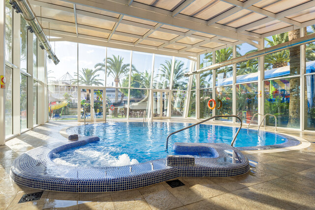 Imagen de la piscina del Hotel Port Denia. Foto 7