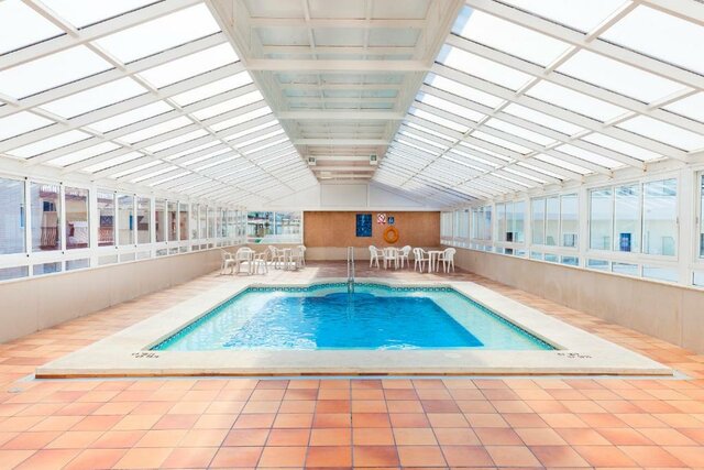 Imagen de la piscina del Hotel Port Fiesta Park. Foto 7