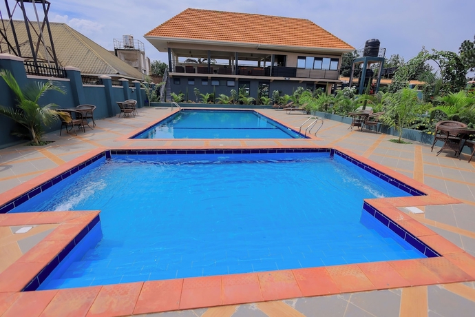 Imagen de la piscina del Hotel Port Harbor. Foto 16