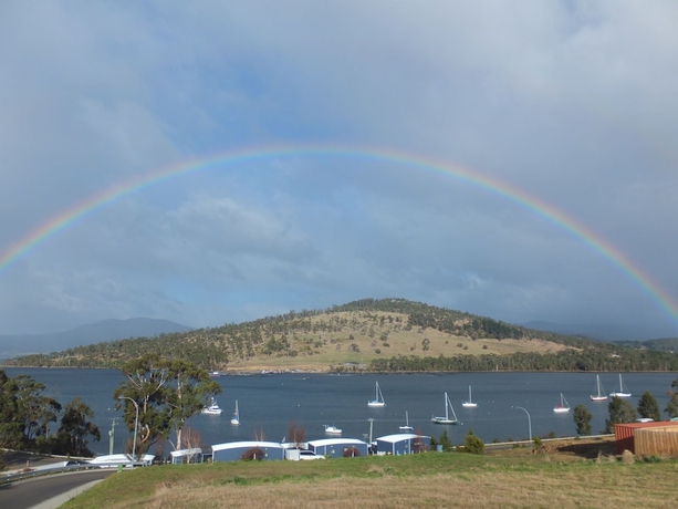 Imagen de los exteriores del Hotel Port Huon Cottages. Foto 15