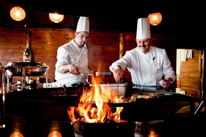 Imagen del bar/restaurante del Hotel Port Lympne Reserve - Livingstone Lodge. Foto 2