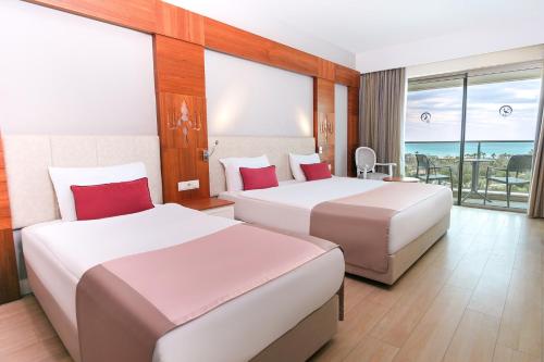 Imagen de la habitación del Hotel Port Nature Luxury Resort. Foto 17