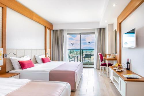 Imagen de la habitación del Hotel Port Nature Luxury Resort. Foto 18