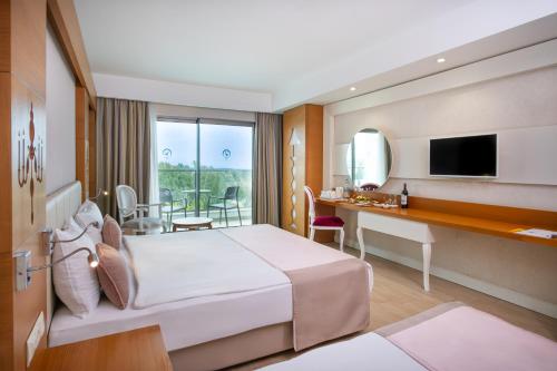 Imagen de la habitación del Hotel Port Nature Luxury Resort. Foto 19