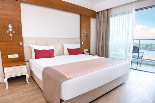 Imagen de la habitación del Hotel Port Nature Luxury Resort. Foto 20