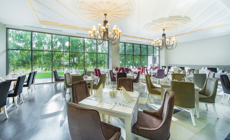 Imagen del bar/restaurante del Hotel Port Nature Luxury Resort and Spa – All Inclusive. Foto 5