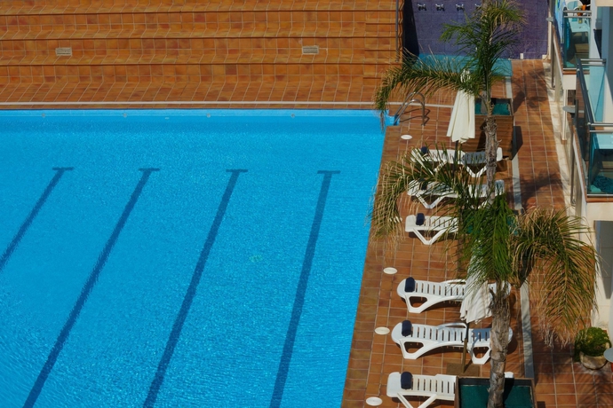 Imagen de la piscina del Hotel Port Sitges. Foto 16