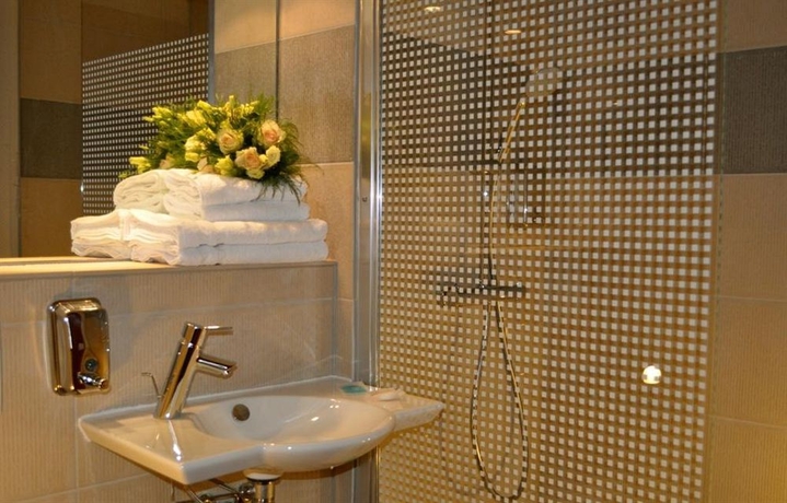 Imagen de la habitación del Hotel Porte De Genève. Foto 8