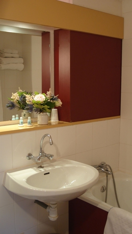 Imagen de la habitación del Hotel Porte De Genève. Foto 9