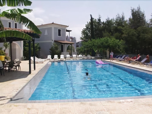 Imagen de la piscina del Hotel Portego. Foto 15