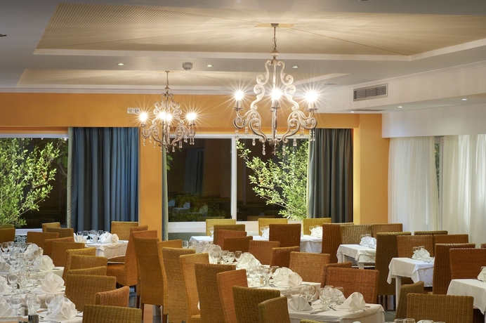 Imagen del bar/restaurante del Hotel Portes Beach. Foto 8