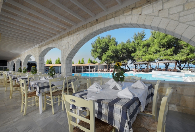 Imagen del bar/restaurante del Hotel Portes Beach. Foto 9