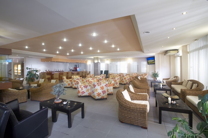 Imagen del bar/restaurante del Hotel Portes Beach. Foto 10