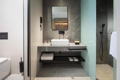 Imagen de la habitación del Hotel Portes Lithos Luxury Resort. Foto 6