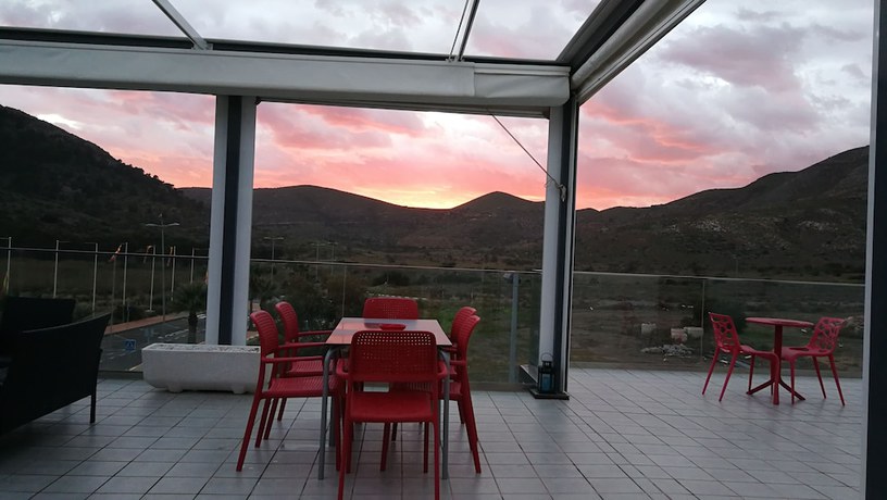 Imagen de los exteriores del Hotel Portmán. Foto 9