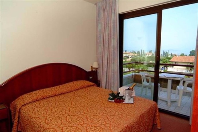 Imagen de la habitación del Hotel Porto Azzurro, Sirmione. Foto 5