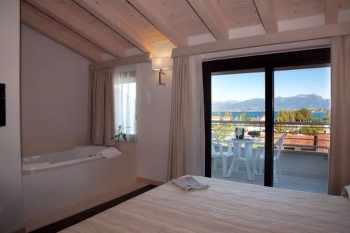 Imagen de la habitación del Hotel Porto Azzurro, Sirmione. Foto 15