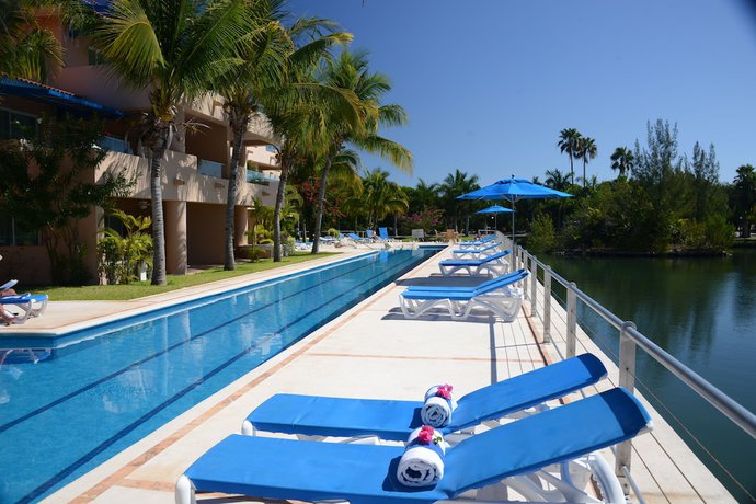 Imagen de la piscina del Hotel Porto Bello Gran Marina by GuruHotel. Foto 17