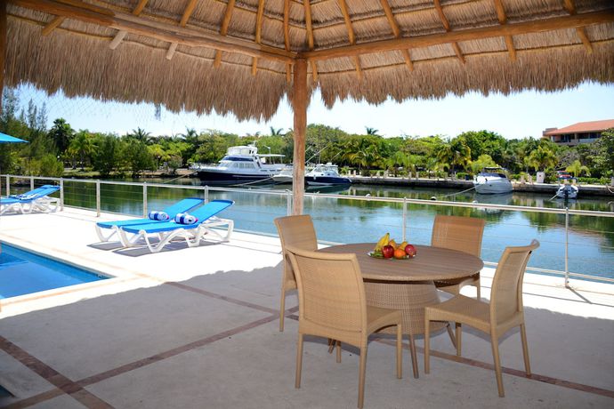 Imagen de la piscina del Hotel Porto Bello Gran Marina by GuruHotel. Foto 19